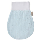 Ein blau-weißer Fäustling, der sich ideal mit dem KraftKids Strampelsack Frühling Sommer Musselin goldene Punkte auf Grün an kühlen Abenden kombinieren lässt.