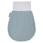 Der KraftKids Strampelsack Frühling Sommer Musselin mint ist ein hellblauer, ovaler Beutel mit weißem Rippenkragen und kleinem beigen Seitenanhänger, flach auf weißem Hintergrund abgebildet.