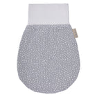 Der KraftKids Strampelsack Herbst Winter Musselin grau Punkte hat ein weißes Oberteil, ein graues Unterteil mit weißen Punkten und einen seitlichen Stoffanhänger - perfekt, um Ihr Baby in den kälteren Monaten einzukuscheln.