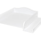 Der KraftKids Wickelaufsatz für Waschmaschinen und Trockner ist ein weißer Wickelaufsatz aus Holz mit hochgezogenen Seiten und einer gewölbten Rückseite, der für sicheres und bequemes Wickeln auf der Waschmaschine oder dem Trockner entwickelt wurde.