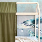 Ein helles Holzrahmenbett mit der KraftKids Bettbaldachin Doppelkrepp Grün Herbstgrün wird über eine Seite drapiert, vor einer Wandmalerei mit schwimmenden Walen in blauem Wasser. Eine cremefarbene Decke verleiht diesem gemütlichen Musselin Kinderzimmer Charme.