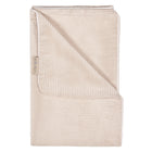 Die KraftKids Babydecke Cord Breitcord in Beige Taupe hat eine weiche, breite, gerippte Struktur und ein kleines, aufgenähtes Etikett auf einer Seite, das ordentlich gefaltet und vor einem weißen Hintergrund dargestellt ist.