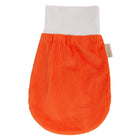 Der KraftKids Strampelsack Herbst Winter Cord Breitcord in Reinorange hat ein orangefarbenes, geripptes Design mit einem weißen, dehnbaren Band und einem hellbraunen Seitenanhänger - ideal, um Ihr Baby in der kalten Jahreszeit warm zu halten.