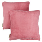 Zwei weiche, quadratische KraftKids Kissenbezug Cord Breitcord Rosa überlappen sich auf einem weißen Hintergrund. Jeder hat eine gerippte rosa Cord Textur und eine beige Seite Tag-ideal für jede Bettwäschekollektion.