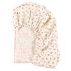 Ein cremefarbenes KraftKids Spannbettlaken Musselin Zweige braun mit einem kleinen braunen Zweigaufdruck ist flach vor einem weißen Hintergrund abgebildet.