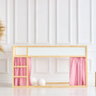 Ein minimalistisches Kinderzimmer mit einem Hochbett aus hellem Holz, KraftKids Hochbettvorhänge Set 2+1 Musselin rosa für Kura Bed, weißer Wandverkleidung, einer geflochtenen Vase mit Pampasgras auf der linken Seite, zwei Holzwürfeln auf der rechten Seite und einem weißen Boden.